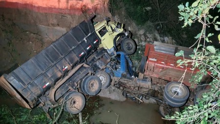 Dois caminhões caem no Córrego do Inferninho em trecho interditado de vicinal que liga Pacaembu e Mirandópolis