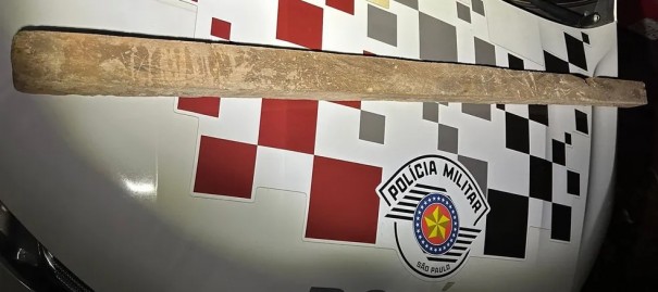 Homem � preso por viol�ncia dom�stica e tenta resistir com peda�o de madeira, em Paulic�ia