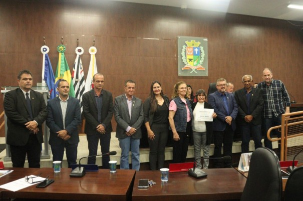 C�mara entrega mais de R$ 1 milh�o para diversas �reas de Osvaldo Cruz