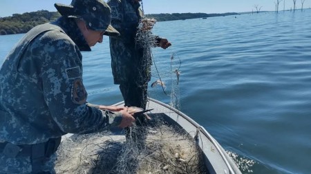 Pescador é multado em mais de R$ 1,2 mil por pescar com redes de emalhar armadas de maneira irregular, no Rio Paraná, em Presidente Epitácio