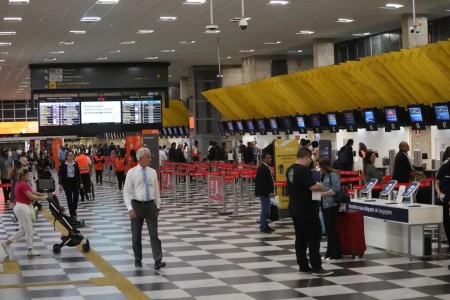 Preço médio de passagens aéreas bate recorde em 2022 e continua a subir em 2023