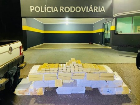 Dupla desobedece sinal de parada da polícia e acaba presa com mais de 300 kg de maconha, em Presidente Venceslau