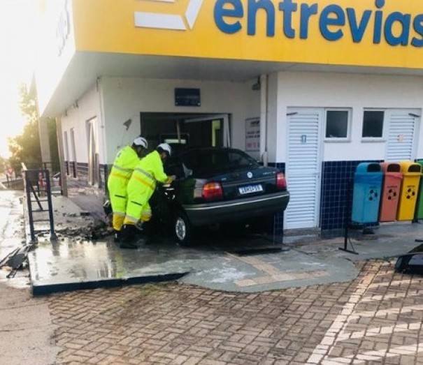 Homem morre ap�s atingir carro na base da Entrevias em Mar�lia