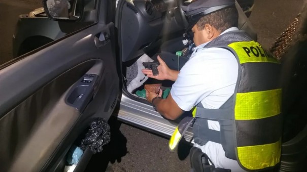 Pistola � encontrada embaixo de tapete de carro e homem acaba preso por porte ilegal de arma de fogo na Rodovia Raposo Tavares