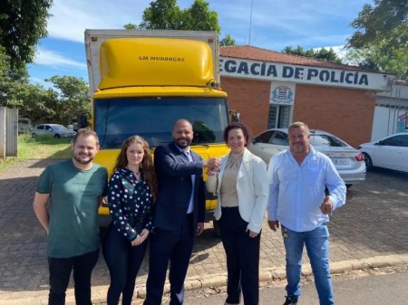 Lucélia: Polícia Civil entrega caminhão apreendido em ocorrência de tráfico para Prefeitura