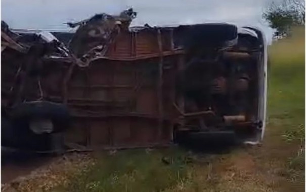 Batida entre picape e Kombi deixa morto e feridos em rodovia de Ara�atuba