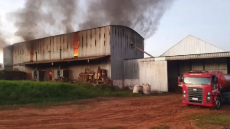 Incêndio atinge armazém de amendoim no distrito de Varpa em Tupã