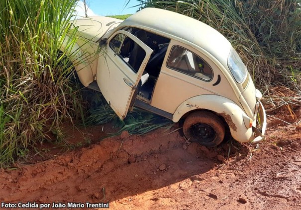 Ve�culo colide contra barranco na vicinal que liga Tup� ao distrito de Parnaso
