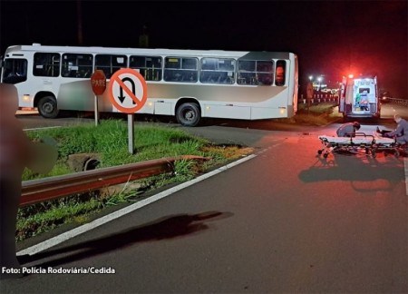 Acidente entre ônibus e motoneta fere mulher na SP-270