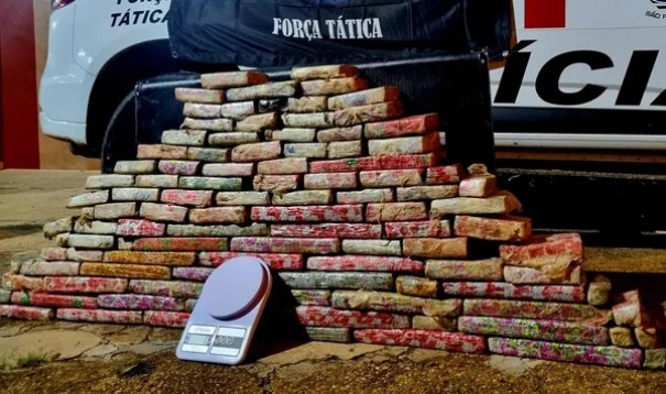 Pol�cia Militar apreende mais de 40 kg de drogas escondidas nos fundos de casa abandonada, em Pacaembu