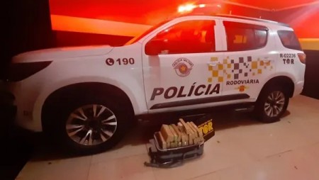 Passageiro demonstra nervosismo durante fiscalização policial e acaba preso com 23 tabletes de maconha, em Presidente Venceslau