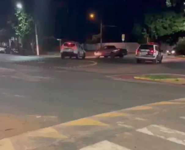 Em dire��o perigosa, motorista em alta velocidade desrespeita ordens de parada, mas acaba detido em Panorama