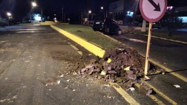 Casal fica ferido em acidente na rotat�ria do Recinto de Rodeio em Fl�rida Paulista