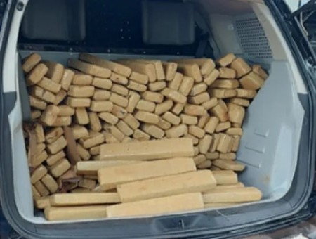 Após abandonar veículo com 163 kg de maconha em canavial, dupla é presa por tráfico de drogas em Presidente Epitácio