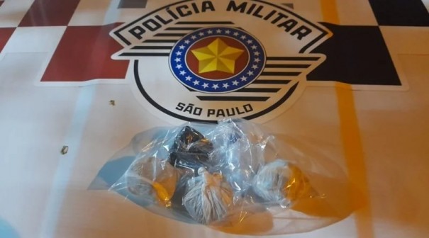 Pol�cia Militar apreende droga e celulares no Parque dos Pioneiros, em Adamantina