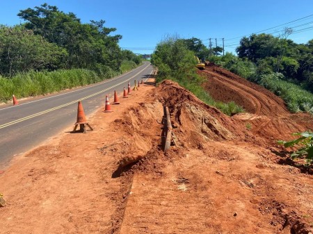 Após três meses de espera, obras para conter deslizamento de terra são iniciadas às margens da Rodovia Ângelo Rena, em Presidente Prudente