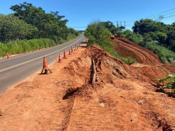 Ap�s tr�s meses de espera, obras para conter deslizamento de terra s�o iniciadas �s margens da Rodovia �ngelo Rena, em Presidente Prudente
