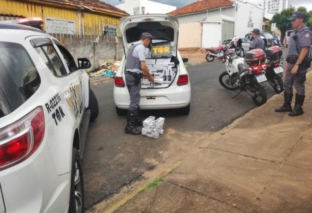 Homem tenta fugir de abordagem policial e acaba preso com 10 mil maços de cigarros contrabandeados na Rodovia Raposo Tavares