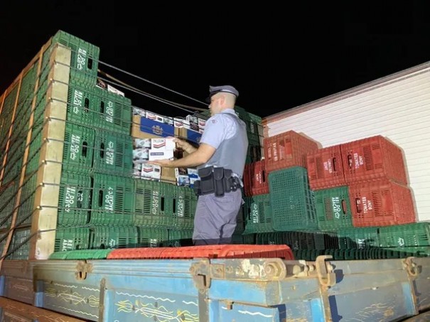Motorista de caminho  preso por contrabando com 75 mil maos de cigarros de origem estrangeira, em Anhumas