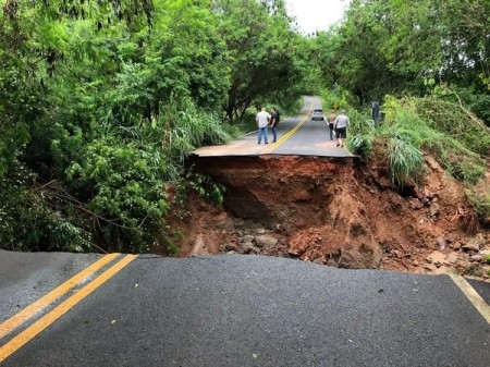 Rodovia vicinal que interliga Pacaembu e Mirandópolis tem novo prazo para conclusão de obras após rompimento de tubulação subterrânea de água