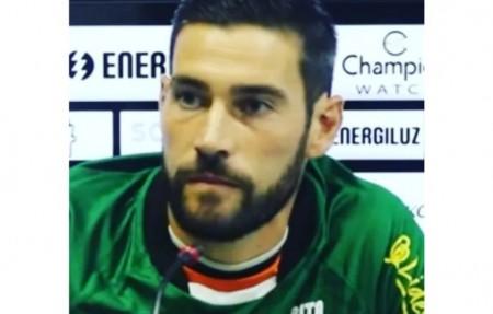 Goleiro luceliense Gabriel Gasparotto tenta buscar acesso com o Figueirense