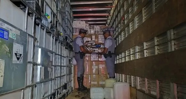 Fiscaliza��o policial apreende 400 mil ma�os de cigarros de origem estrangeira na Rodovia Raposo Tavares, em Presidente Prudente