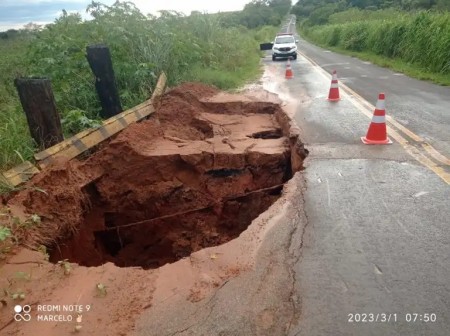 Buraco volta a se abrir na vicinal que liga Flórida e Indaiá