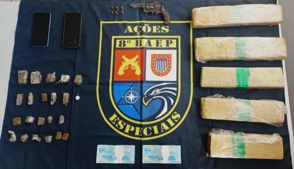 Homem tenta escapar de abordagem do Baep, mas acaba preso por tr�fico de drogas e posse ilegal de arma e muni��es