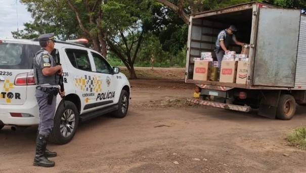 Condutor de caminho com placas de Recife  preso em flagrante com mais de 100 mil maos de cigarros contrabandeados, em Pirapozinho