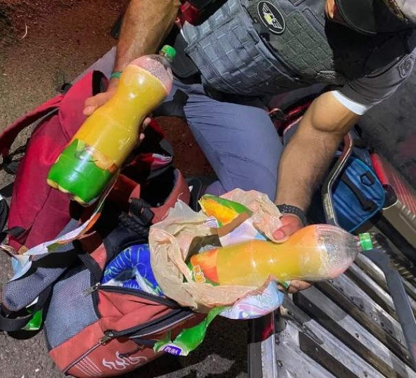 Bolivianos em nibus interestadual so presos por transportar pasta base de cocana dentro de garrafas pet, em Presidente Venceslau