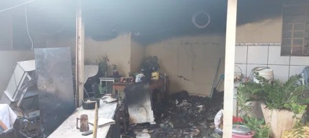 Incêndio em residência deixa casal de irmãos ferido em Martinópolis; cadeirante teve 80% do corpo queimado