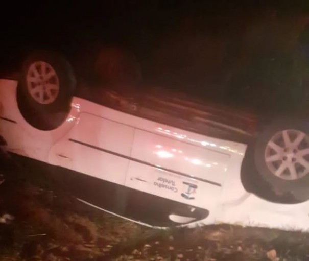 Quatro pessoas ficam feridas ap�s carro do Conselho tutelar de Irapuru capotar na Rodovia Comandante Jo�o Ribeiro de Barros