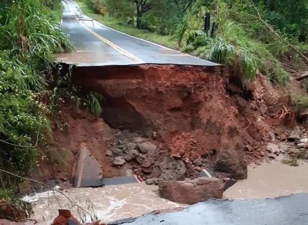 Abertura de cratera interdita vicinal que liga Pacaembu e Mirand�polis