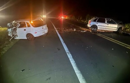 Colisão frontal entre veículos mata três pessoas na Rodovia Assis Chateaubriand, em Estrela do Norte