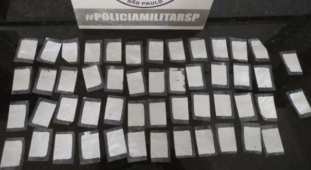 Adolescente que conduzia motocicleta sem documenta��o � apreendido com 50 sach�s de coca�na em Salmour�o