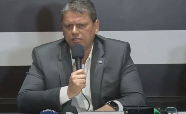 Tarcsio passar por procedimento para a retirada de um clculo renal em um hospital de Londres