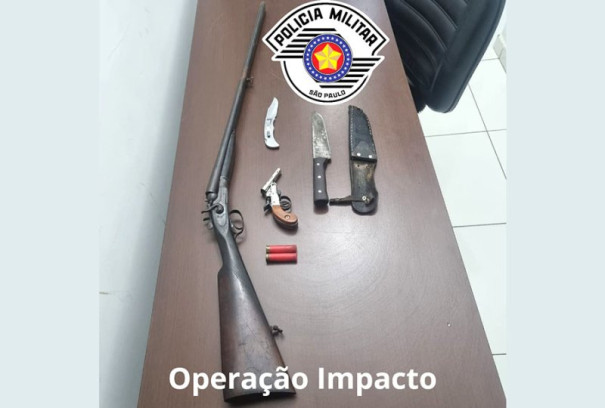 Homem é autuado por porte ilegal de arma e lesão corporal em Quatá