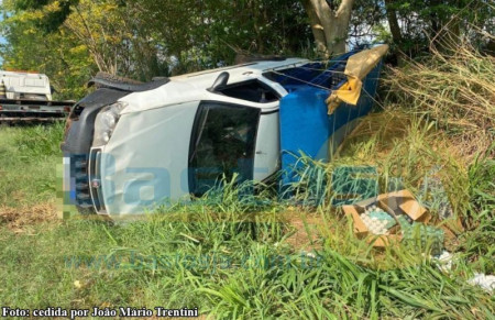 Picape capota na rodovia que liga Queiroz ao distrito de JuliÃ¢nia