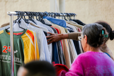 Campanha de distribuiÃ§Ã£o de roupas acontece no Bairro Nelson Cavalini em OC