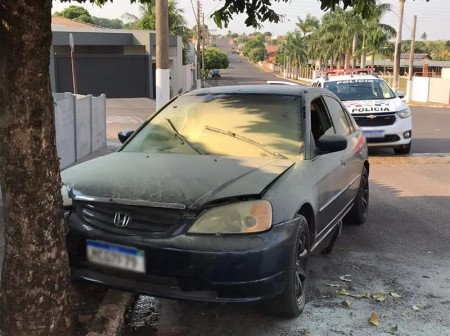 Carro pega fogo apÃ³s bater em Ã¡rvore no centro de FlÃ³rida Paulista