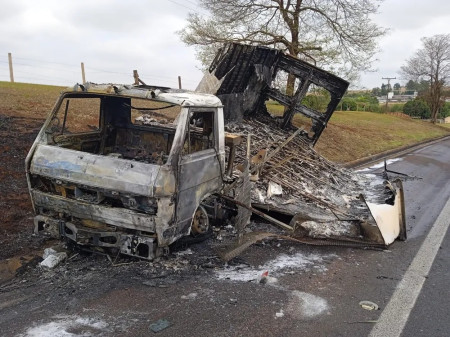 CaminhÃ£o pega fogo e 30 mil filhotes de codorna morrem carbonizados em rodovia no interior de SP