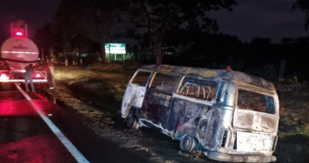 Kombi fica destruÃ­da apÃ³s incÃªndio na SP-294 em HerculÃ¢ndia
