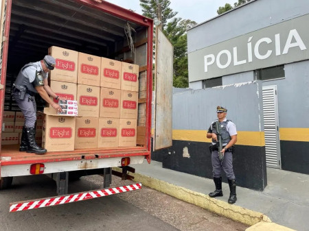 Motorista tenta fugir de fiscalizaÃ§Ã£o, mas acaba preso em flagrante com 75 mil maÃ§os de cigarros contrabandeados do Paraguai