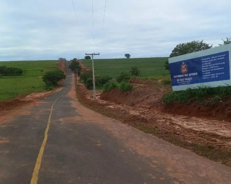 Obras de interligaÃ§Ã£o do asfalto entre o distrito de AmeliÃ³polis e o Rio do Peixe sÃ£o paralisadas com 66% de execuÃ§Ã£o em Presidente Prudente