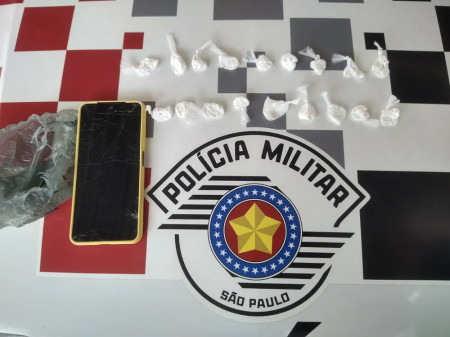 Homem foge ao ver viatura policial, mas acaba preso com porÃ§Ãµes de cocaÃ­na, em FlÃ³rida Paulista