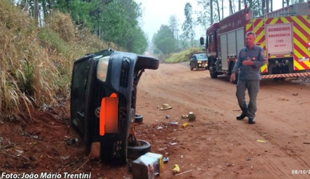 Veículo Gol tomba em estrada rural de Tupã