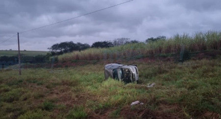 Motorista fica ferida em capotamento na vicinal que liga TupÃ£ a Varpa