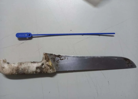 Armado com faca, marido sai correndo atrÃ¡s da esposa e acaba preso em flagrante na frente de bar no distrito de MontalvÃ£o
