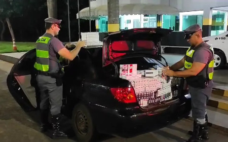 Dupla Ã© presa com 4,5 mil maÃ§os de cigarros contrabandeados, em Presidente EpitÃ¡cio