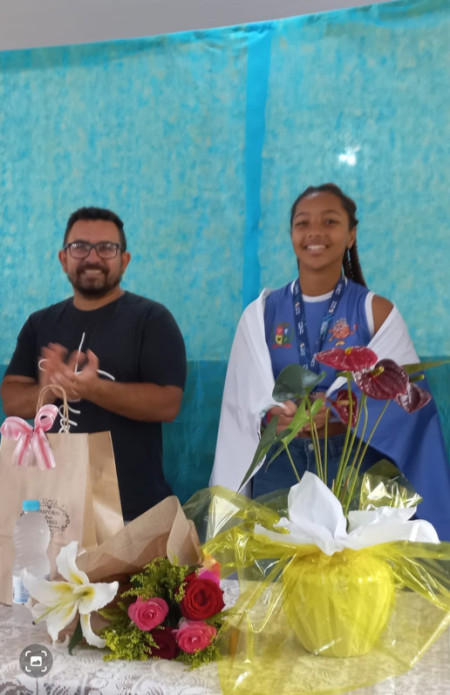 Laura Fernanda, Vice CampeÃ£ Brasileira de Atletismo, Ã© recepcionada e conta sua jornada para alunos da escola GetÃºlio Vargas